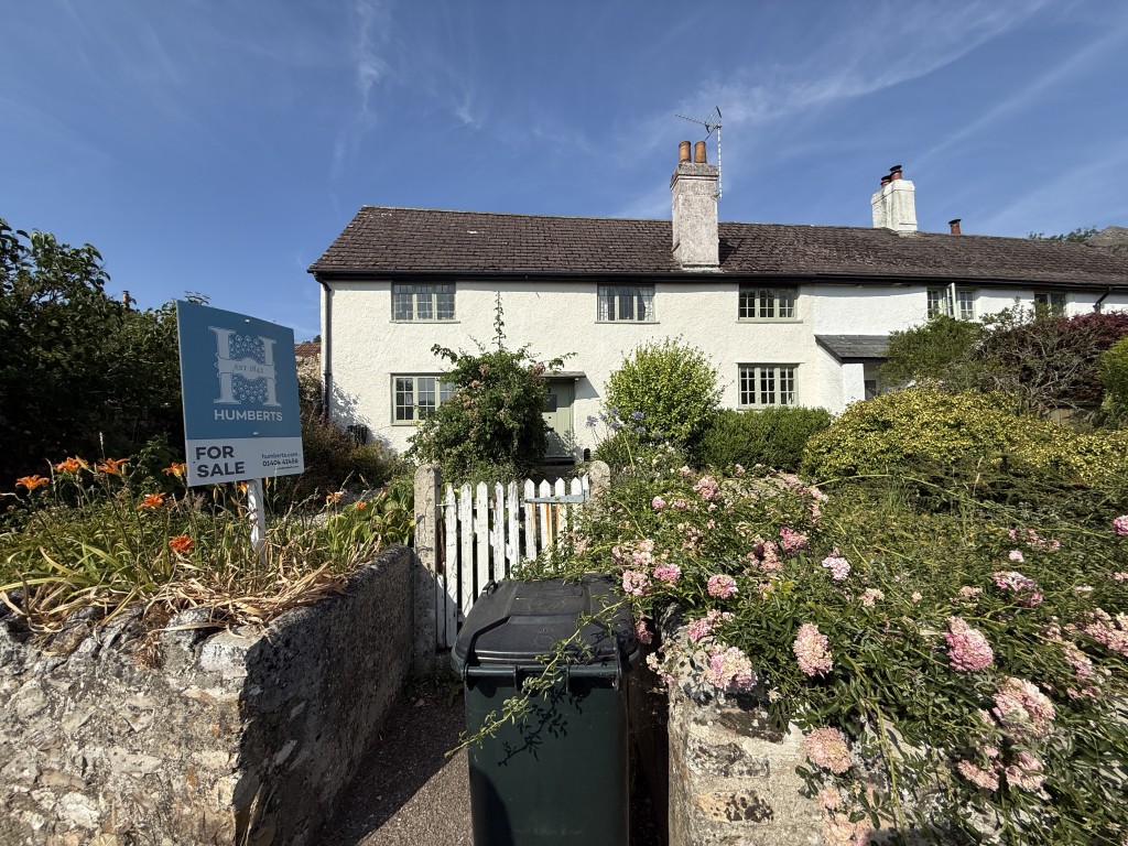 Lot: 90 - SPACIOUS COTTAGE WITH GARDENS FOR UPDATING - Front of property